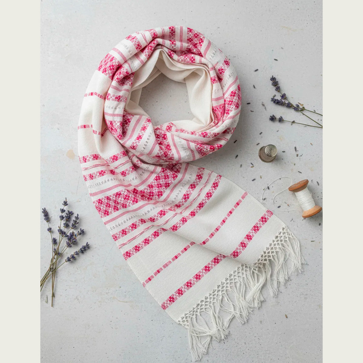 Rebozo Fino Artesanal Mexicano, Blanco con diferentes colores bordados. Hechos en Telar