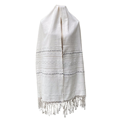 Rebozo Fino Artesanal Mexicano, Blanco con diferentes colores bordados. Hechos en Telar
