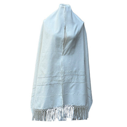 Rebozo Fino Artesanal Mexicano, Blanco con diferentes colores bordados. Hechos en Telar