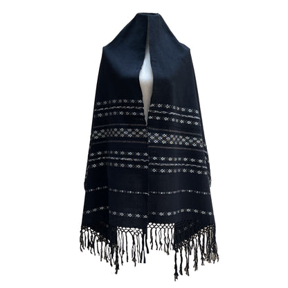 Rebozo Fino Artesanal Mexicano, Negro con diferentes colores bordados. Hechos en Telar